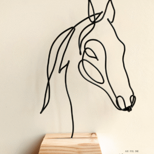 Tête de cheval en fil de fer sur socle en bois