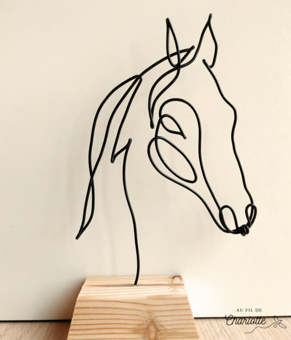 Tête de cheval en fil de fer sur socle en bois