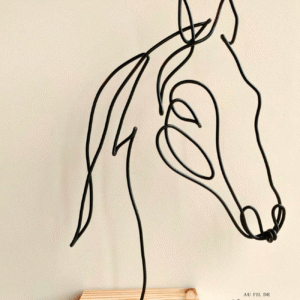 Tête de cheval en fil de fer sur socle en bois