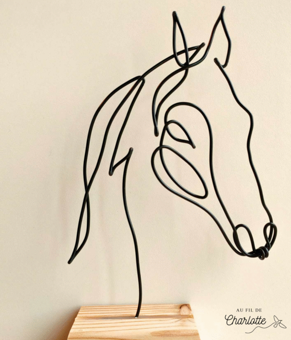 Tête de cheval en fil de fer sur socle en bois