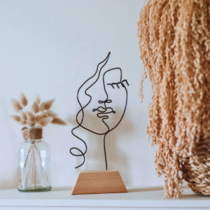 Visage de femme minimaliste sur socle en bois