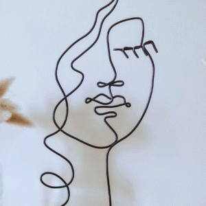 Visage de femme minimaliste sur socle en bois