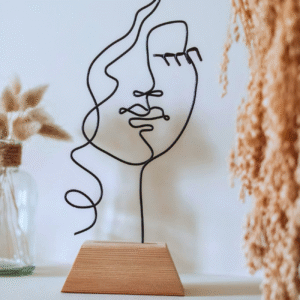 Visage de femme minimaliste sur socle en bois