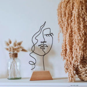 Visage de femme en fil de fer sur socle en bois