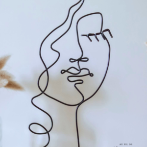 Visage de femme en fil de fer sur socle en bois