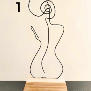 Silhouette en fil d'acier sur socle en bois