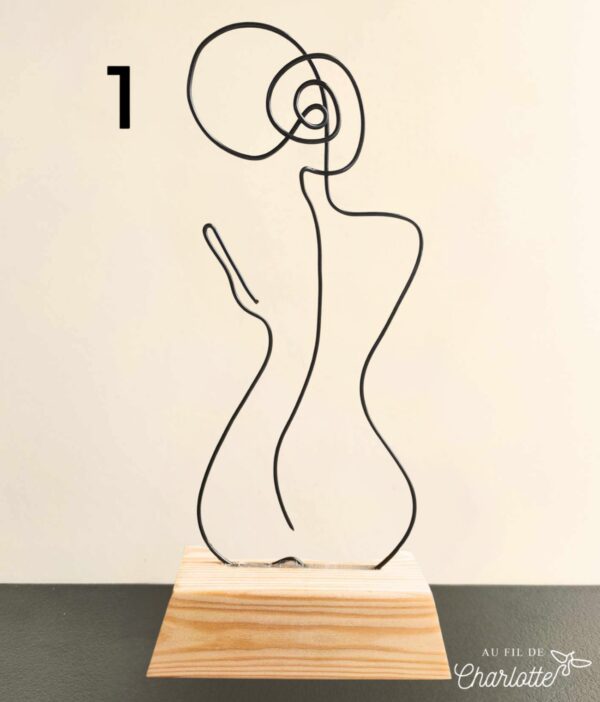 Silhouette en fil d'acier sur socle en bois