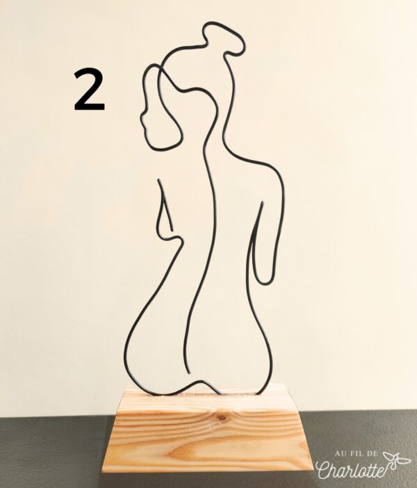 Silhouette en fil d'acier sur socle en bois
