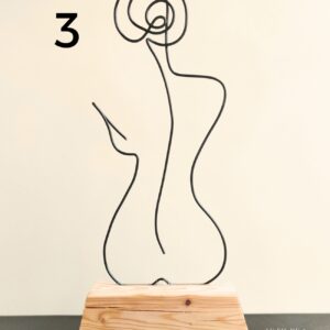 Silhouette en fil d'acier sur socle en bois