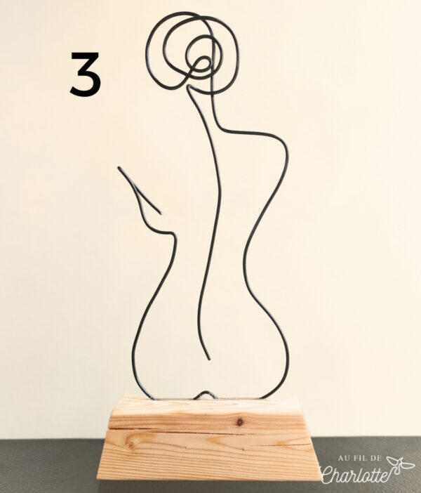 Silhouette en fil d'acier sur socle en bois