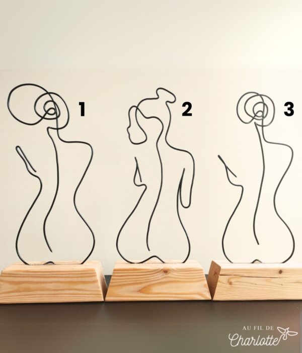 Silhouette en fil d'acier sur socle en bois