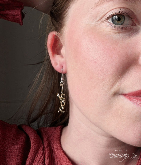 Boucle d'oreille mot prénom fil de fer