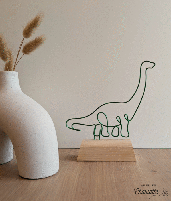 Dinosaure brachiosaurus sur socle en bois