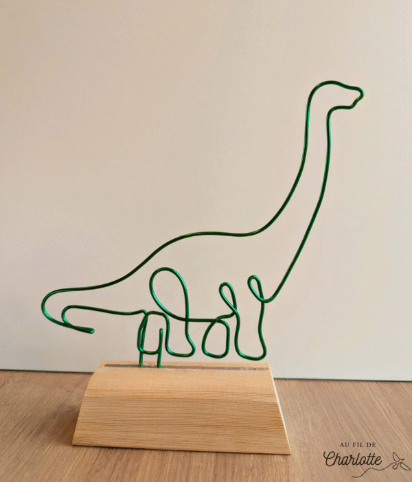 Dinosaure brachiosaurus sur socle en bois