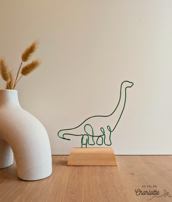 Dinosaure brachiosaurus sur socle en bois