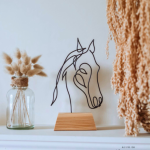 Tête de cheval en fil de fer sur socle en bois