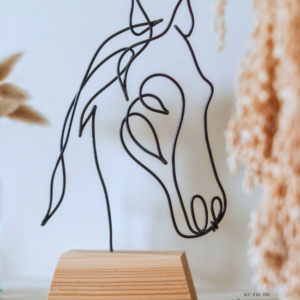 Tête de cheval en fil de fer sur socle en bois