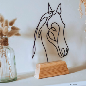 Tête de cheval en fil de fer sur socle en bois