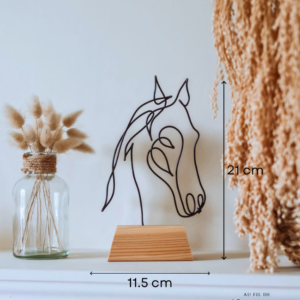 Tête de cheval en fil de fer sur socle en bois
