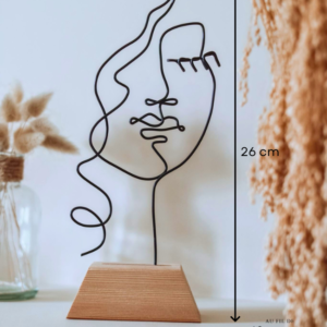Visage de femme en fil de fer sur socle en bois