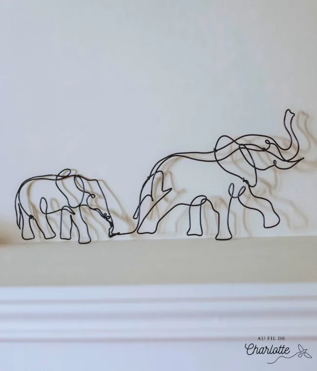 Eléphant en fil de fer avec éléphanteau