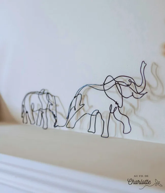 Eléphant en fil de fer avec éléphanteau