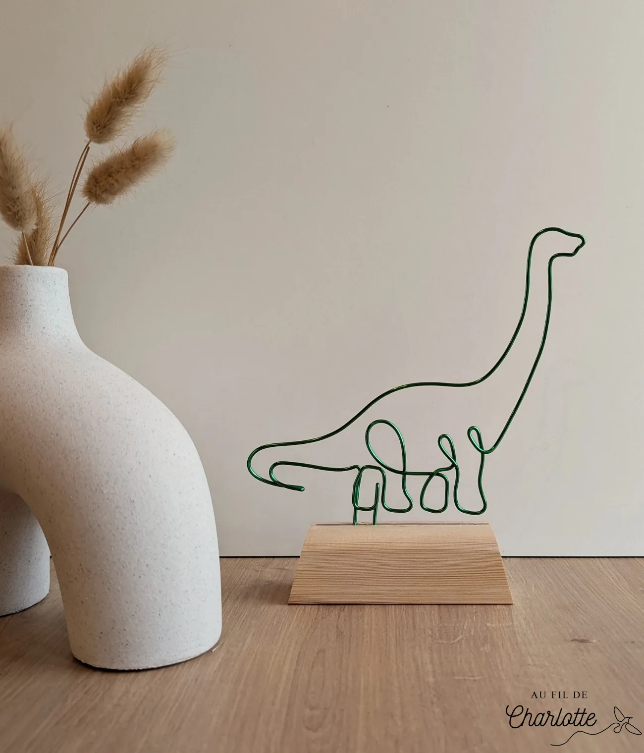 Dinosaure brachiosaurus sur socle en bois