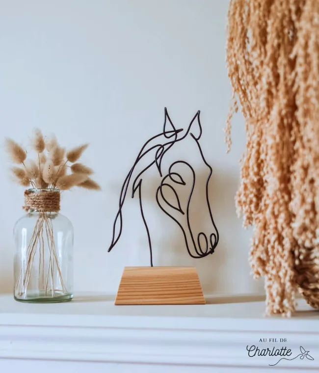 Tête de cheval en fil de fer sur socle en bois