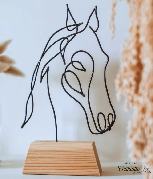 Tête de cheval en fil de fer sur socle en bois