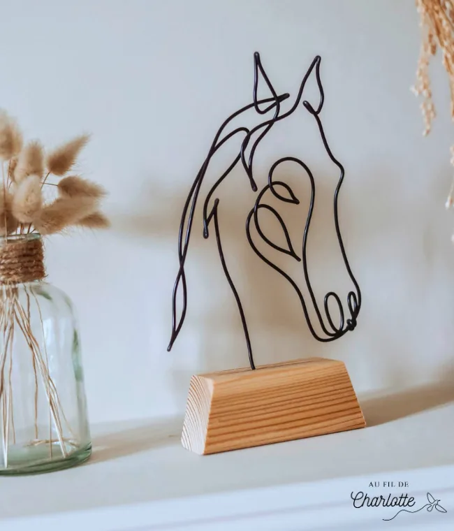 Tête de cheval en fil de fer sur socle en bois