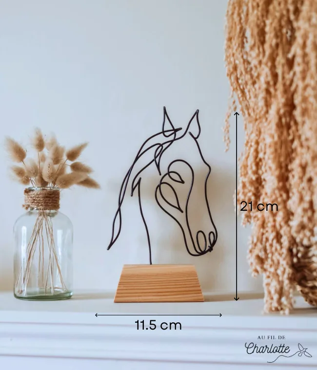 Tête de cheval en fil de fer sur socle en bois