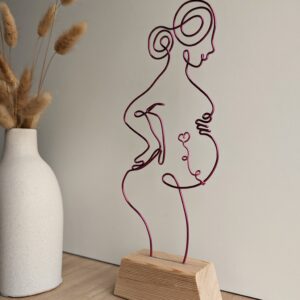 Femme enceinte avec bébé dans le ventre fil de fer