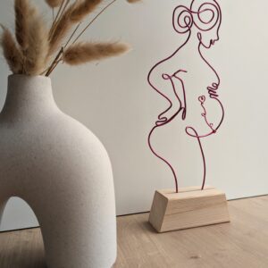 Femme enceinte avec bébé dans le ventre fil de fer