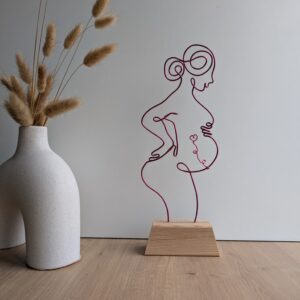 Femme enceinte avec bébé dans le ventre fil de fer
