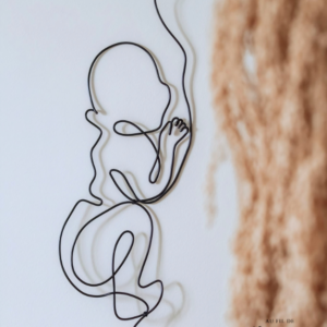 Bébé en fil de fer décoration murale