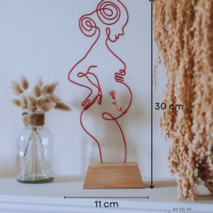 Femme enceinte en fil de fer sur socle en bois
