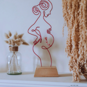 Femme enceinte en fil de fer sur socle en bois