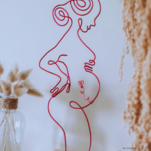 Femme enceinte en fil de fer sur socle en bois