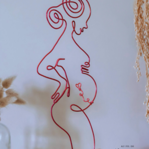 Femme enceinte en fil de fer sur socle en bois