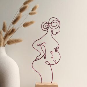 Femme enceinte avec bébé dans le ventre fil de fer