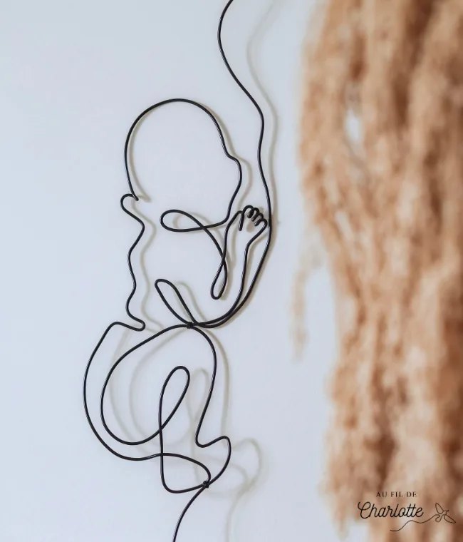 Bébé en fil de fer décoration murale