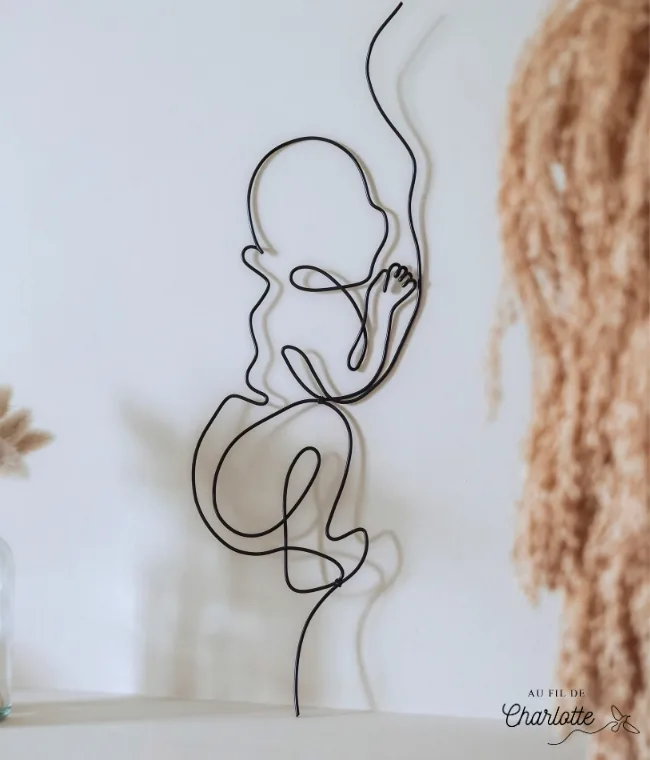 Bébé en fil de fer décoration murale