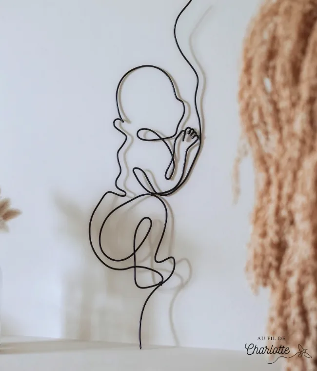 Bébé en fil de fer décoration murale