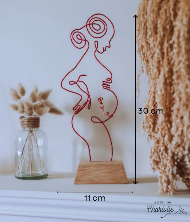 Femme enceinte en fil de fer sur socle en bois