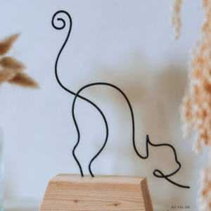 Chat en fil de fer sur socle en bois