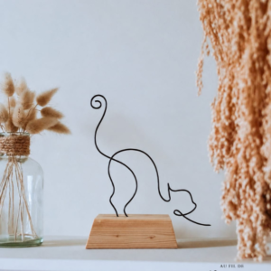 Chat en fil de fer sur socle en bois