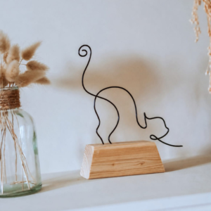 Chat en fil de fer sur socle en bois