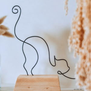 Chat en fil de fer sur socle en bois