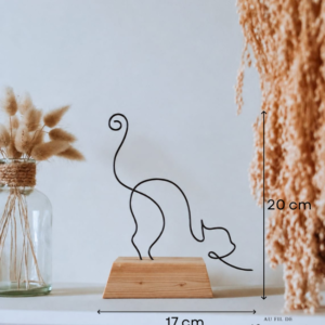 Chat en fil de fer sur socle en bois