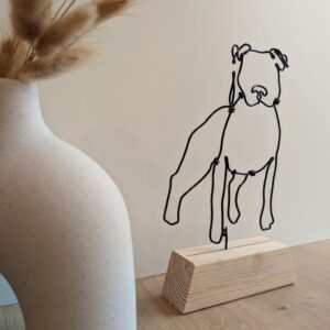Staffordshire Bull Terrier Staffie sur socle en bois